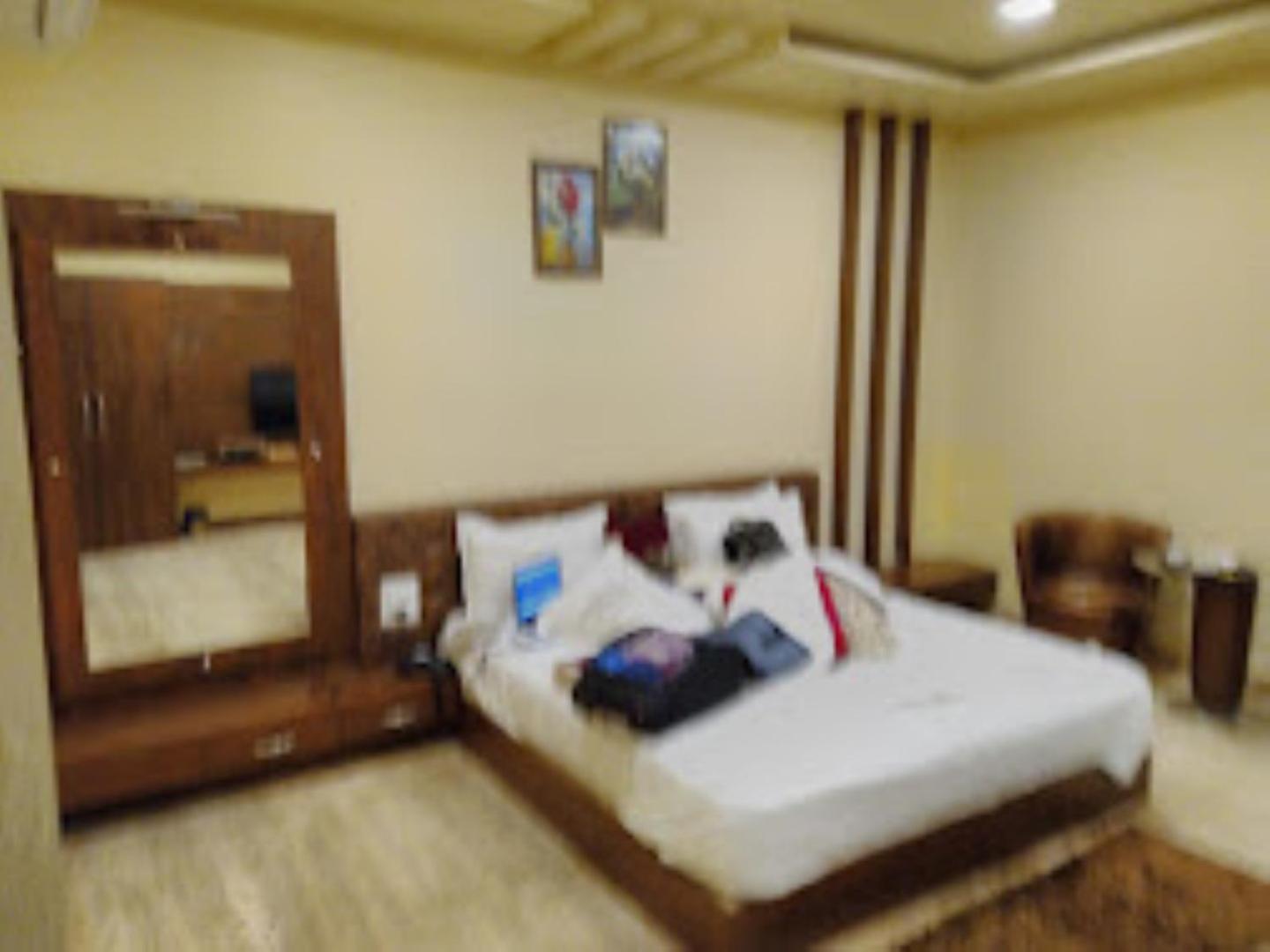 Hotel Saroj Sāgar Exterior foto